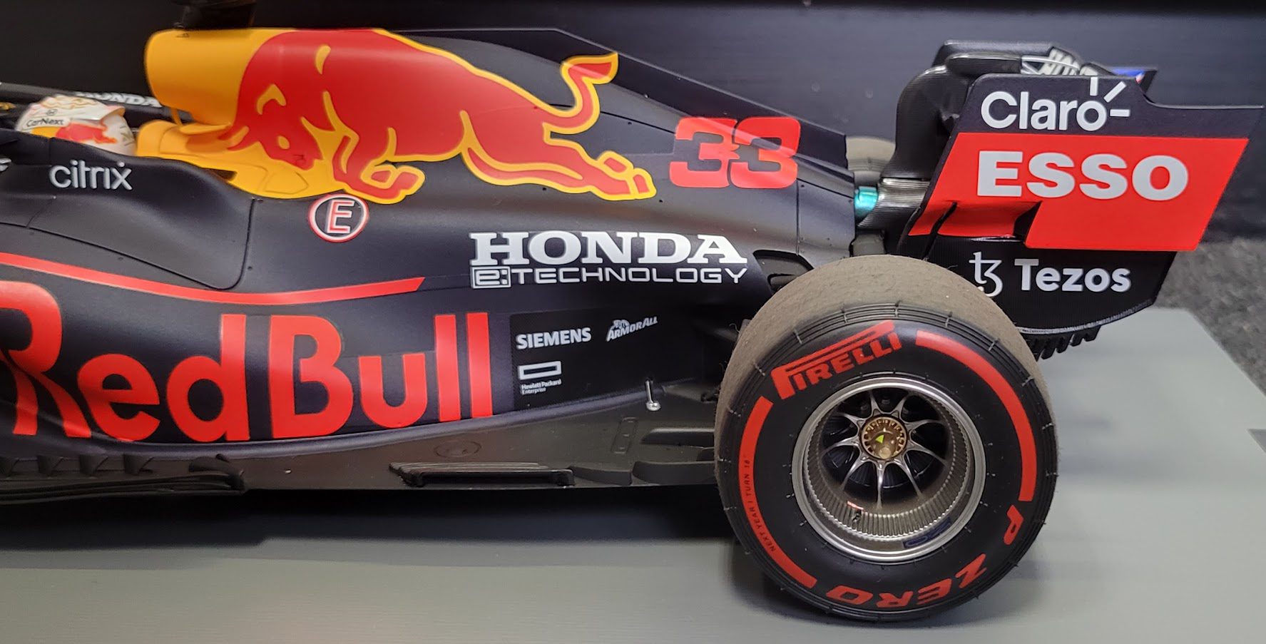 1/12 2021 Red Bull Racing Honda RB16B No.33 Winner Of Abu Dhabi GP Max  Verstappen With Acrylic Cover By Spark (Limited To 2,021 Pieces)